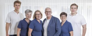 Team sitzt im Warteraum